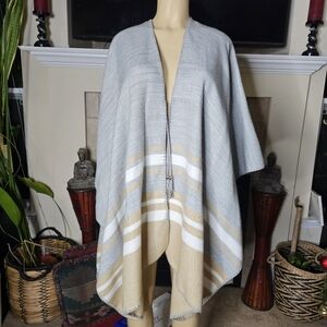NWOT Marc New York Gray Poncho Cape Wrap. One Size.